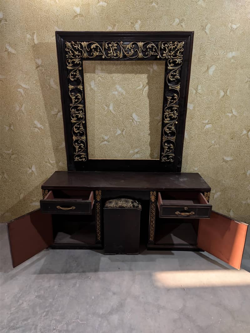 Dressing table in good condition 3
