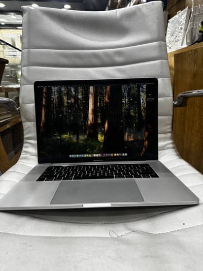 MacBook Pro 2018 model i9 15inch display