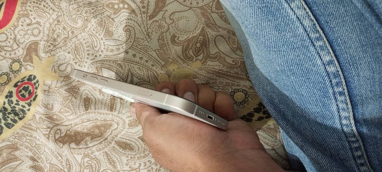 Apple iPhone 13 2