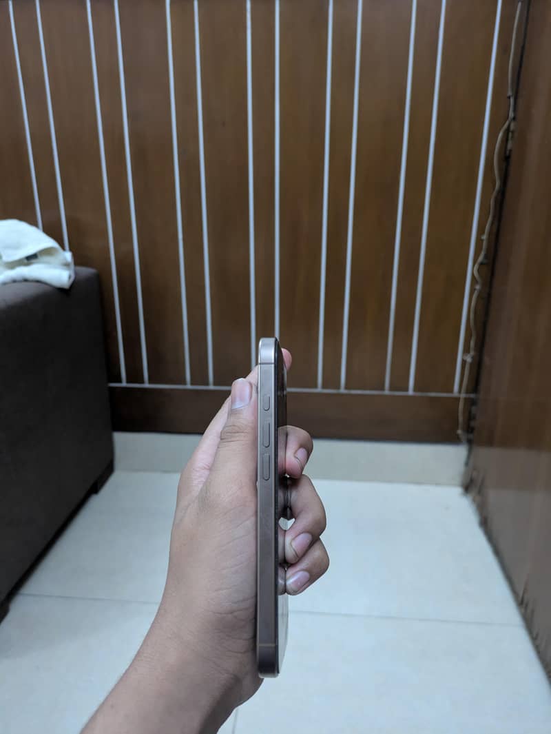 Apple iPhone 16 Pro 3