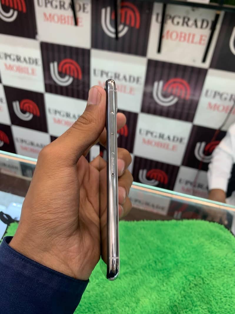 Apple iPhone X 4