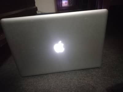 Macbook Pro Core i7 prosessor 8/512 SSD. 15 inch screen.