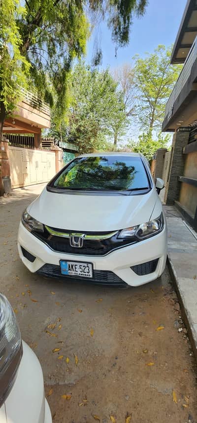 Honda Fit 15/18 total geniune hybrid new car.
