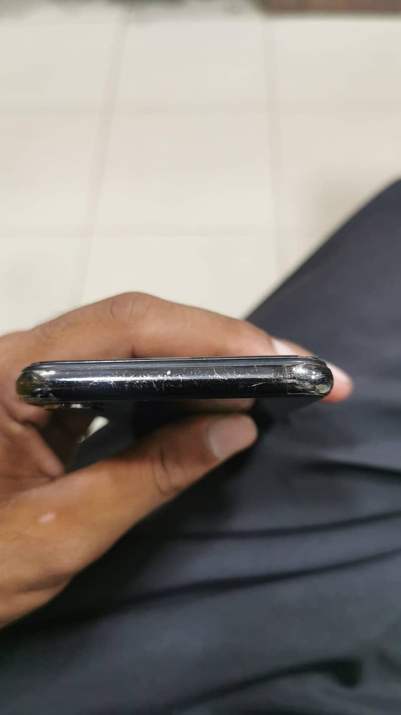 Apple iPhone X 4