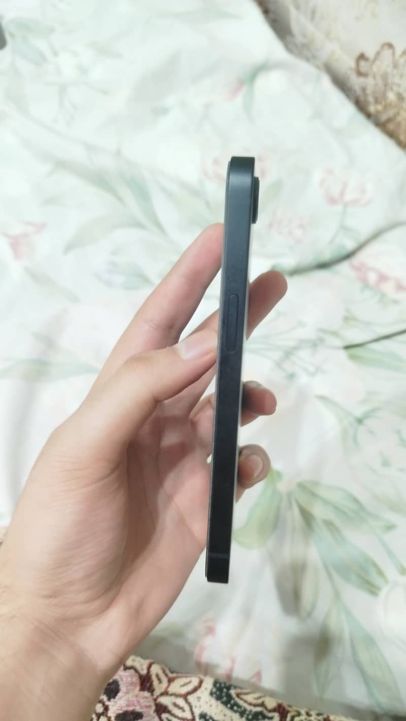Apple iPhone 16e 1