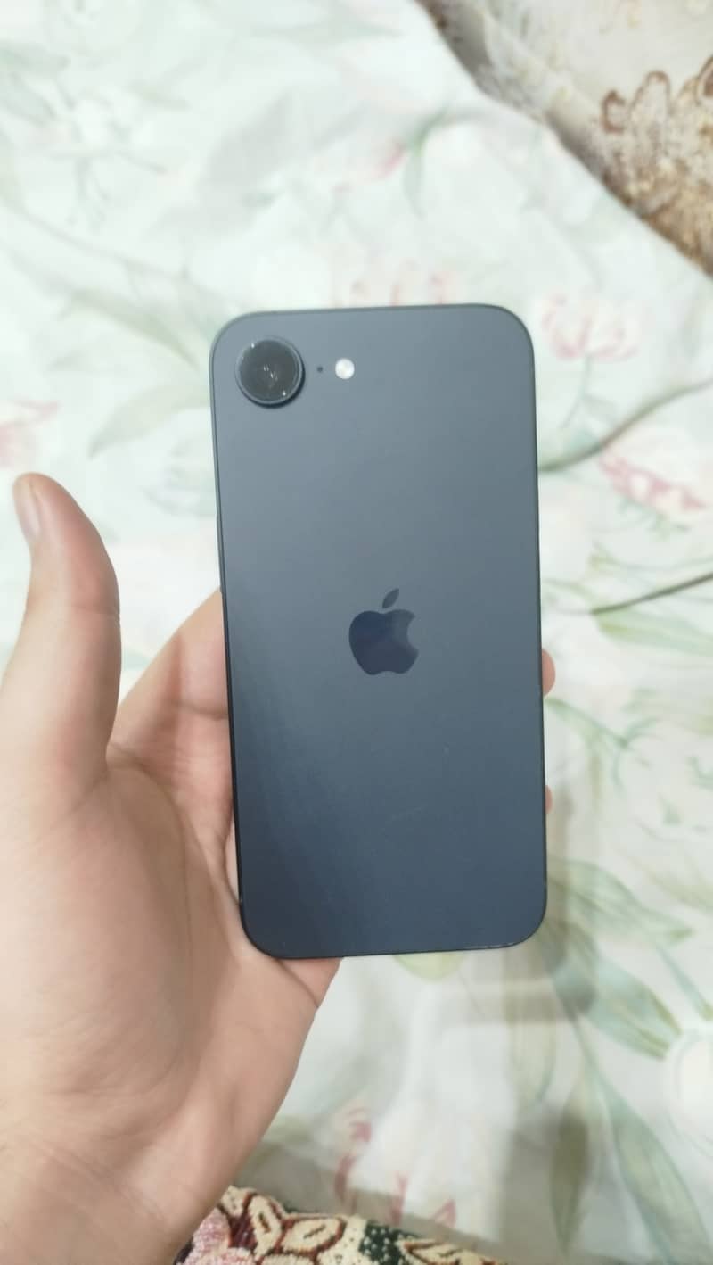 Apple iPhone 16e 2