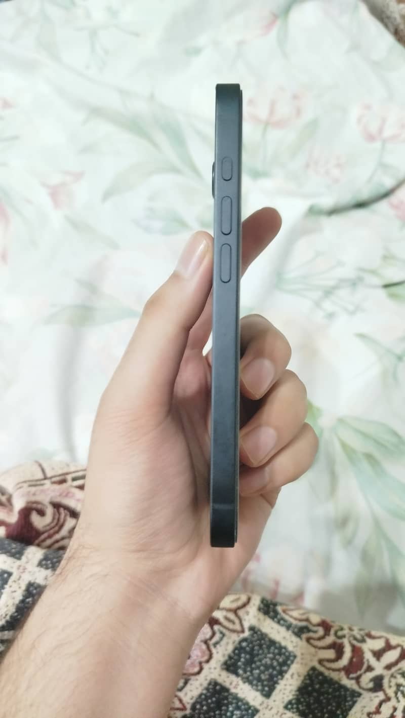 Apple iPhone 16e 3