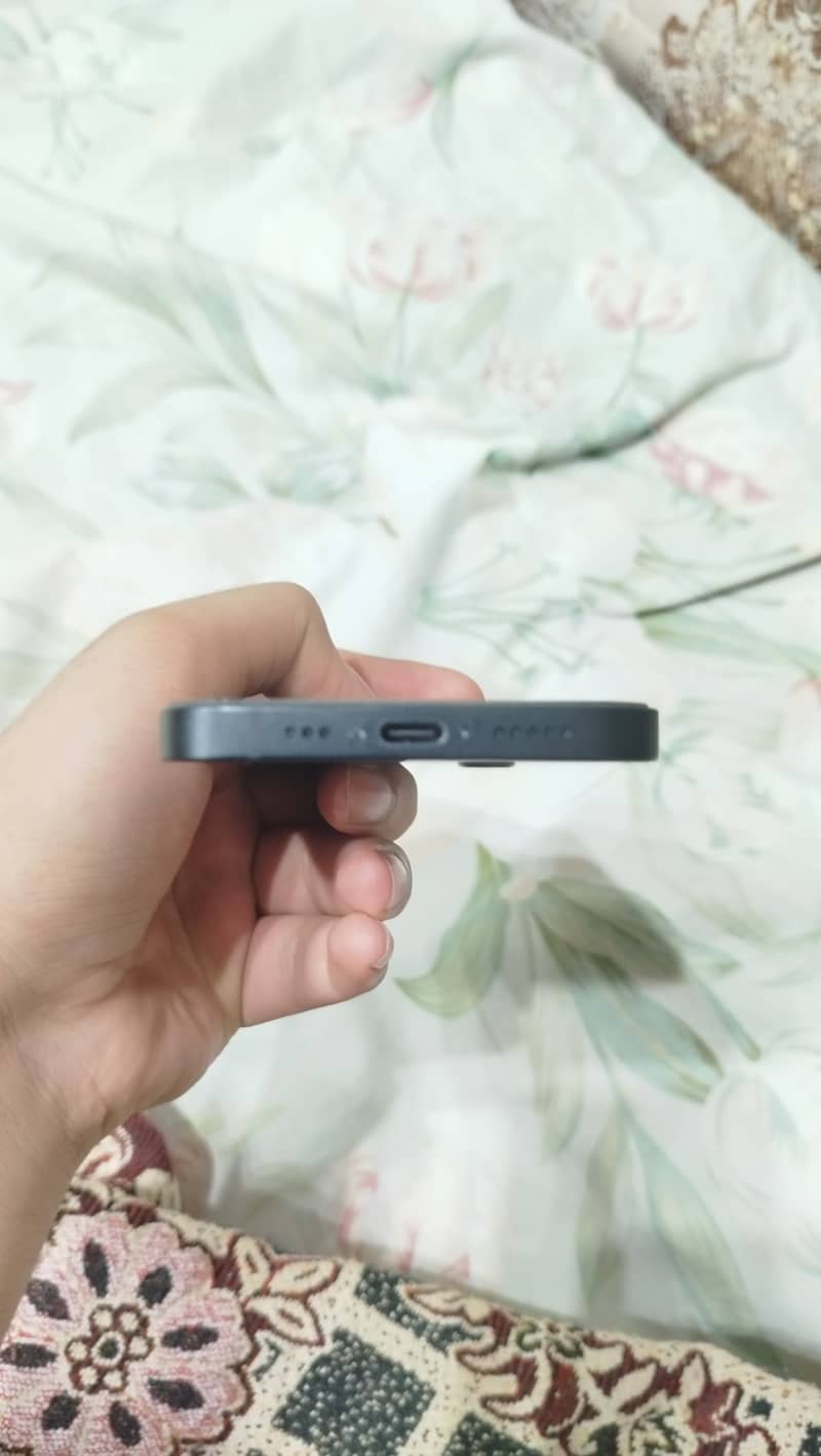 Apple iPhone 16e 4