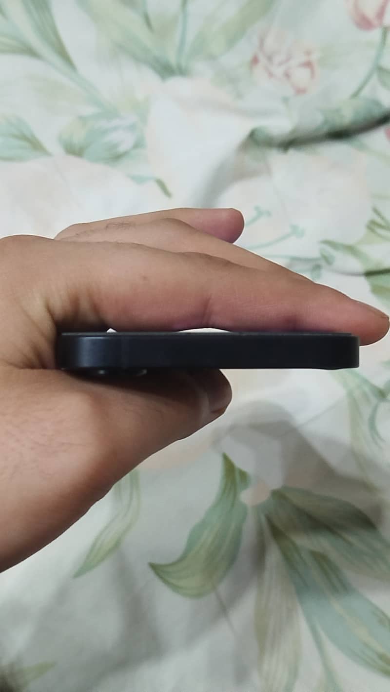 Apple iPhone 16e 5