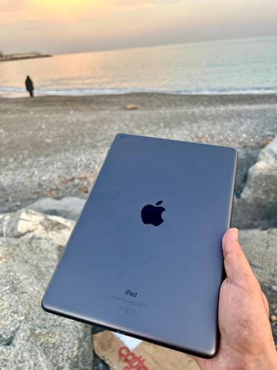 Apple iPad 9th Generation 10.2-inch (2021) | 64 GB | Like New | Case a