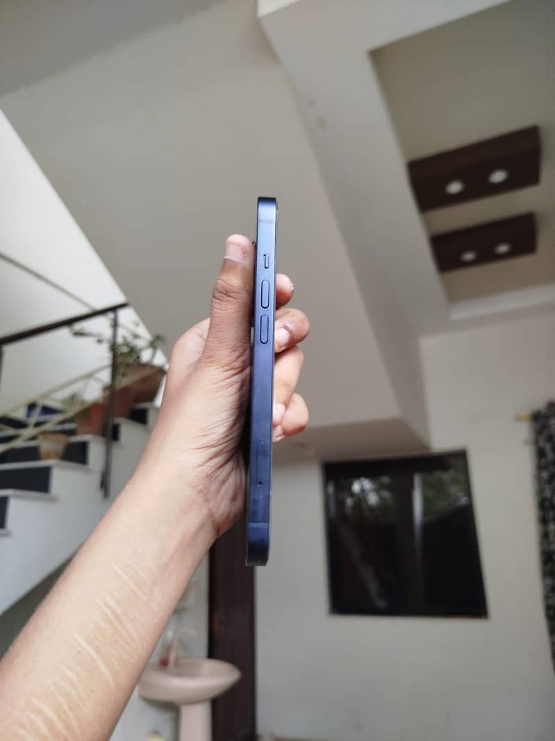 Apple iPhone 13 2