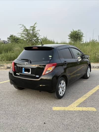 Toyota Vitz 2012/14 total genuine black