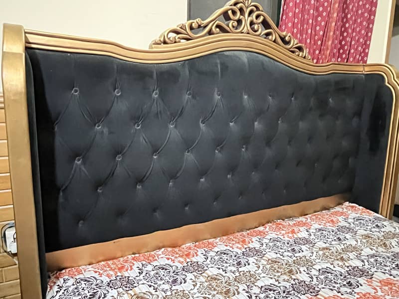 King size bed 0