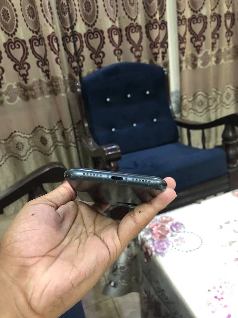 iPhone 11 4