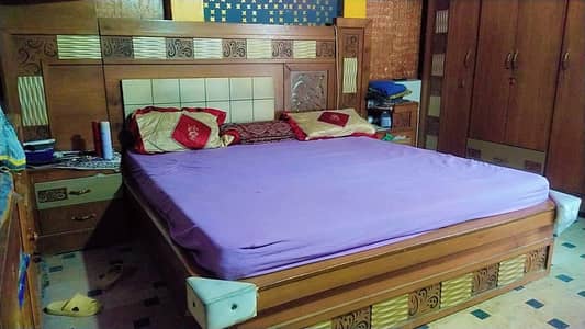 akhroth wood Bed set