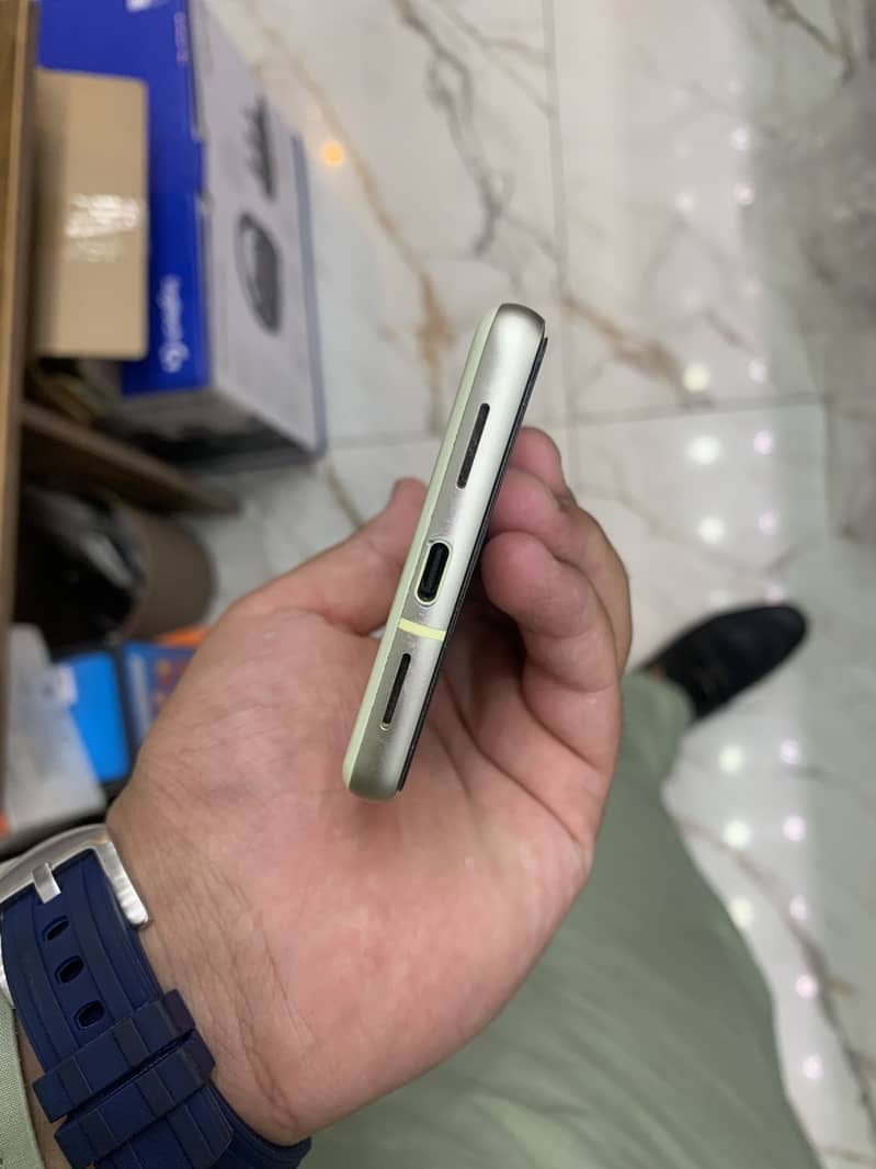 Google Pixel 7 4
