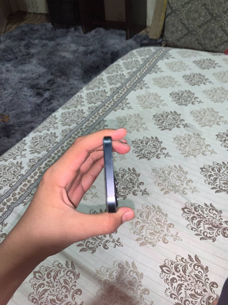 Apple iPhone 13 2