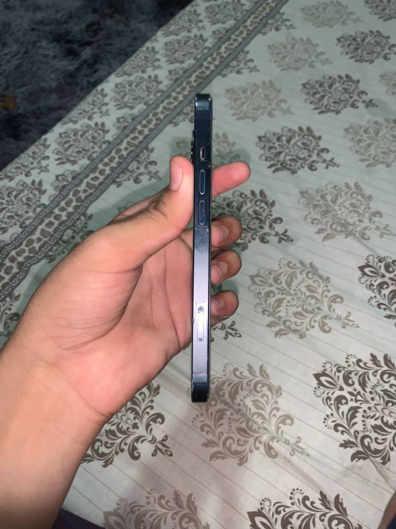 Apple iPhone 13 4