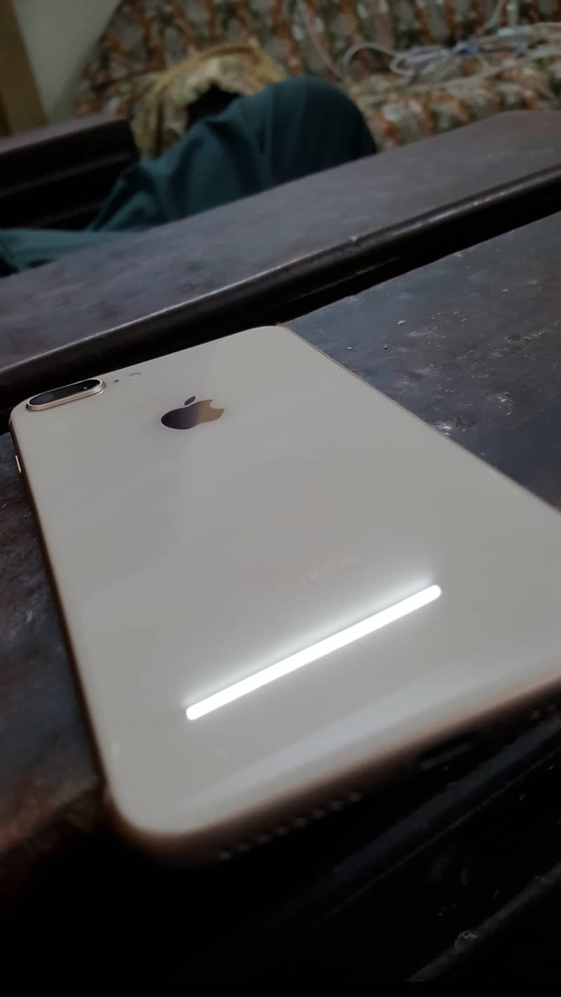 Apple iPhone 8 Plus 4