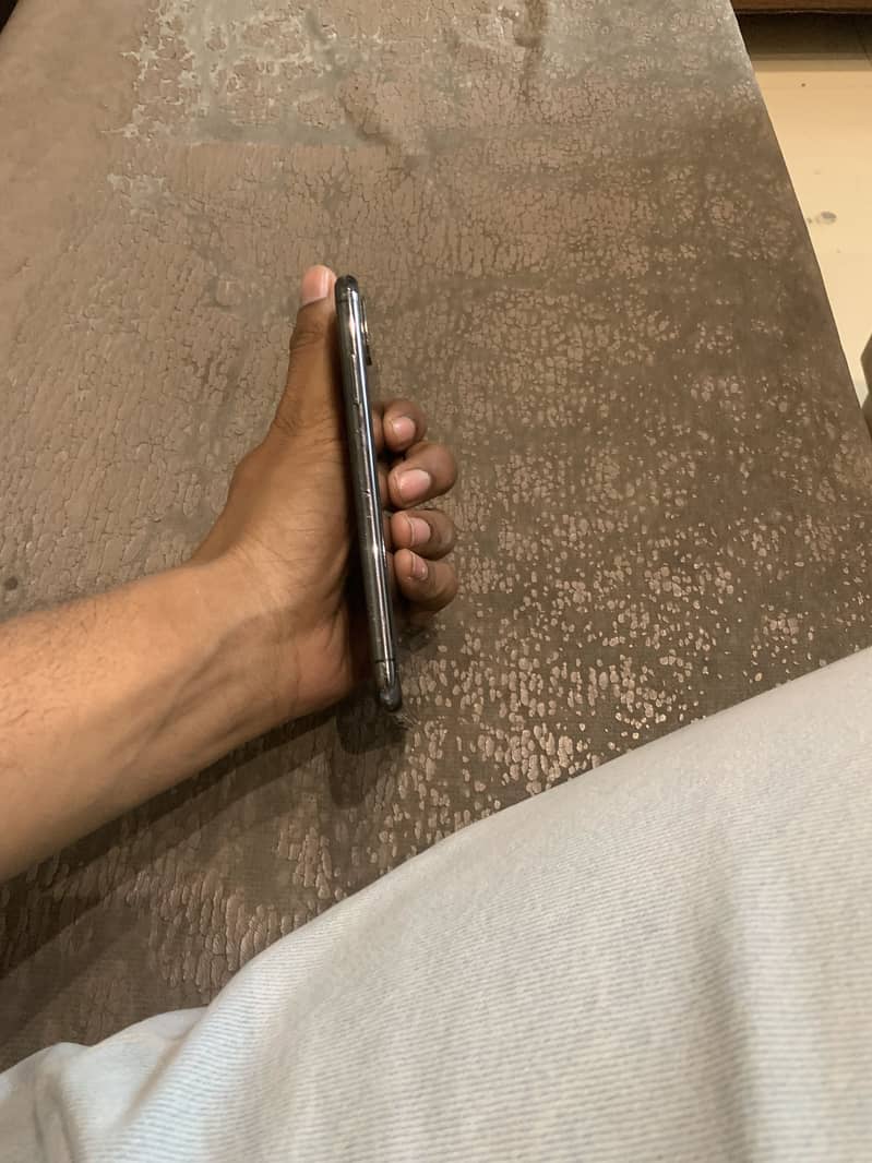 Apple iPhone X 4