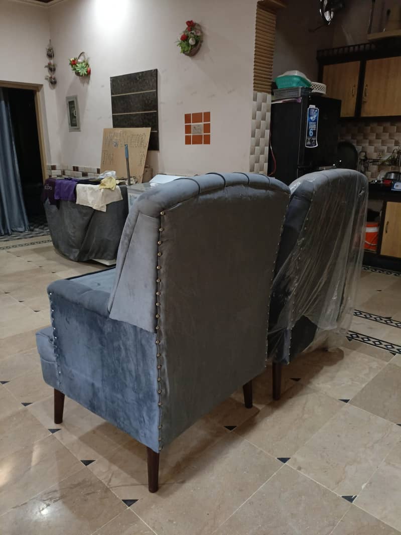 2 large Sofa Chairs With table 3