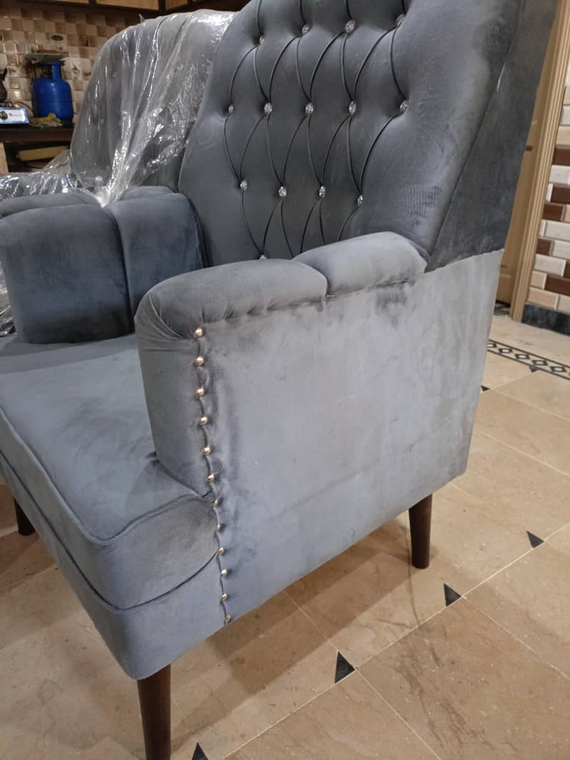 2 large Sofa Chairs With table 4