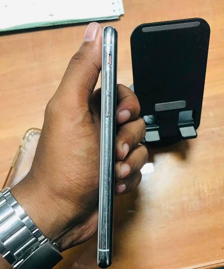 Apple iPhone X 4