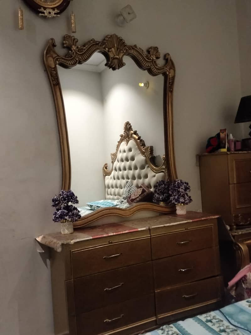Dressing Table With Mirror 3