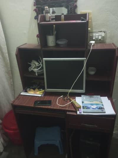 Full computer setup with table