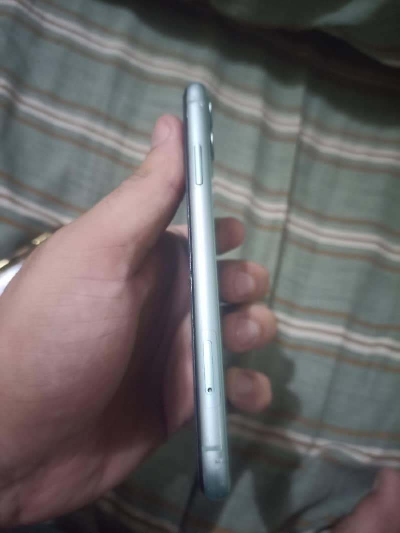 Apple iPhone 11 3