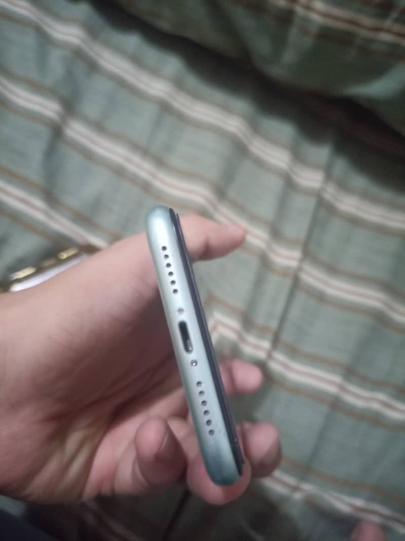 Apple iPhone 11 4