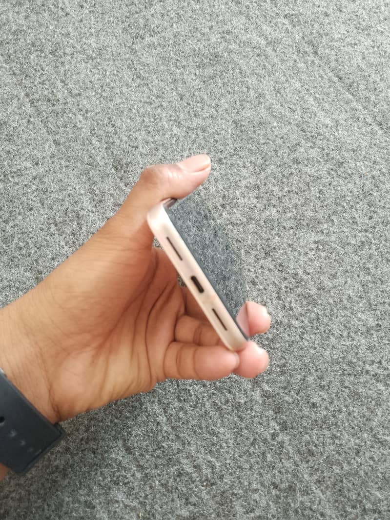 Google Pixel 8 4