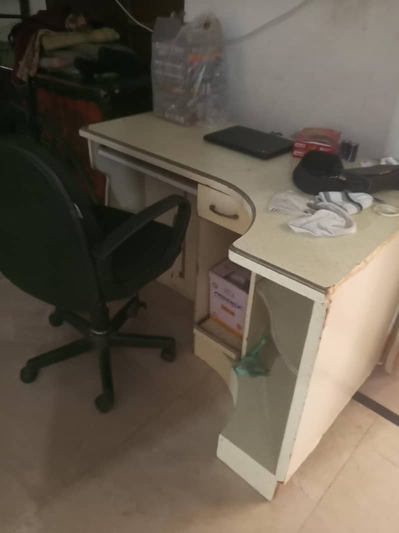 Computer table + Chair 0