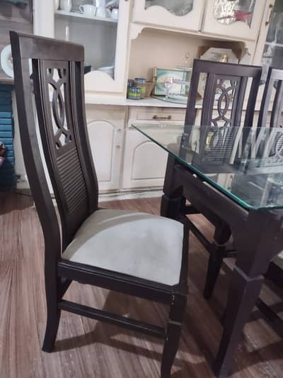 6 seater dining table for urgent sale.