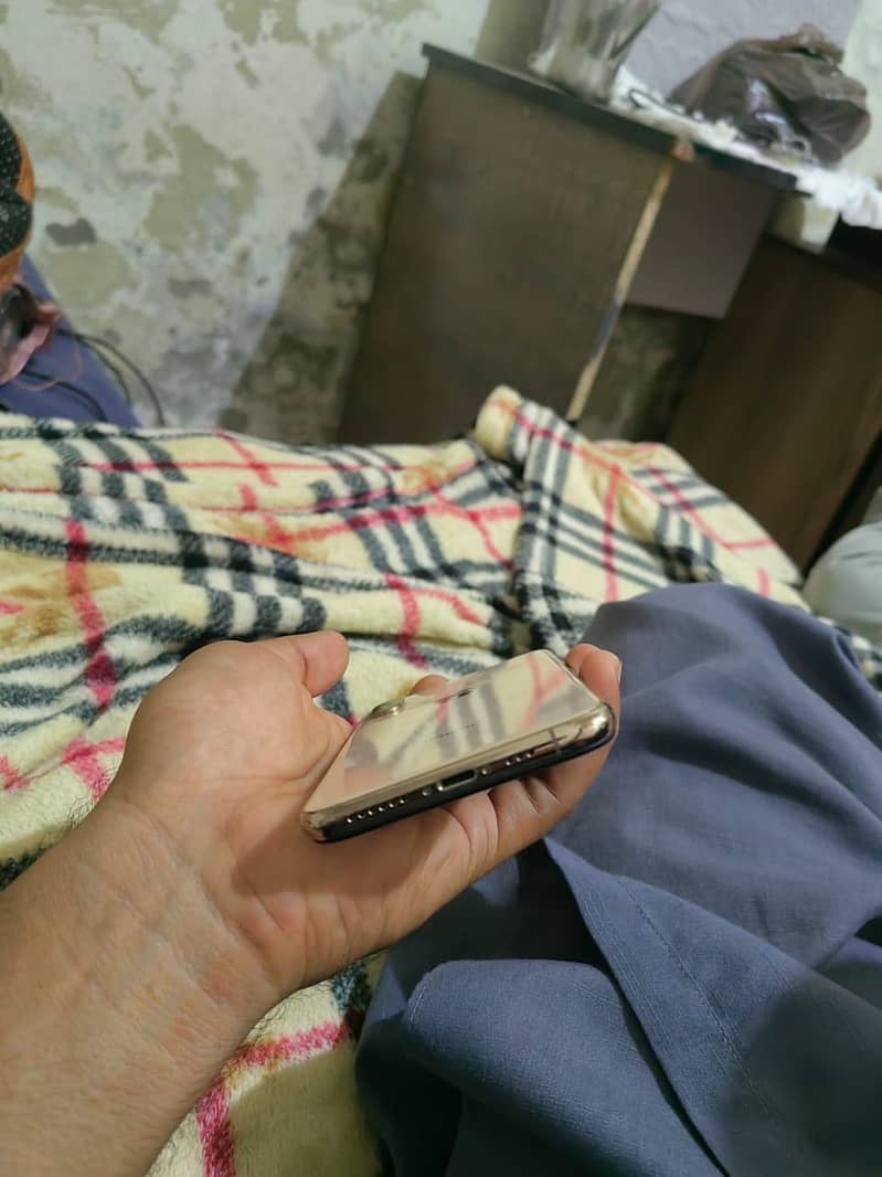 iPhone XS 6