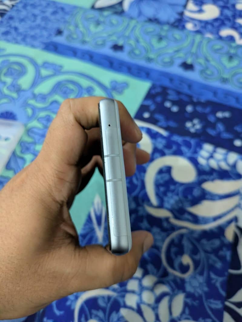 Google pixel 7a. 4