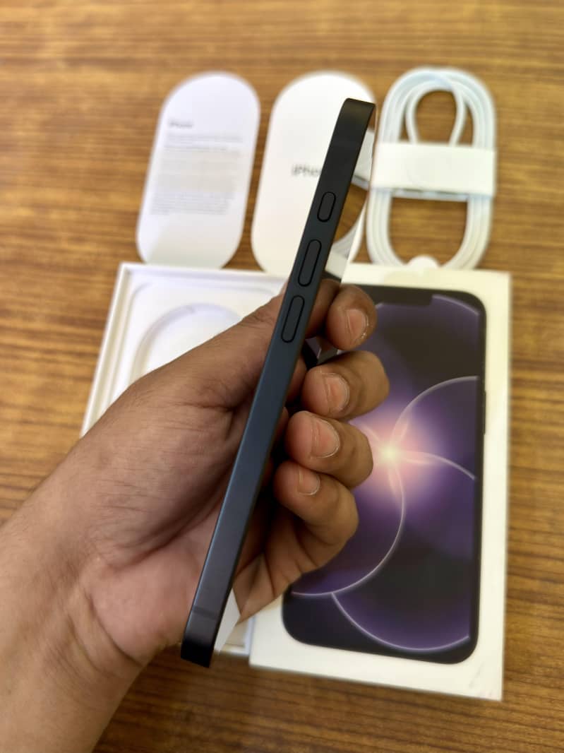 iPhone 17E Complete Box 4