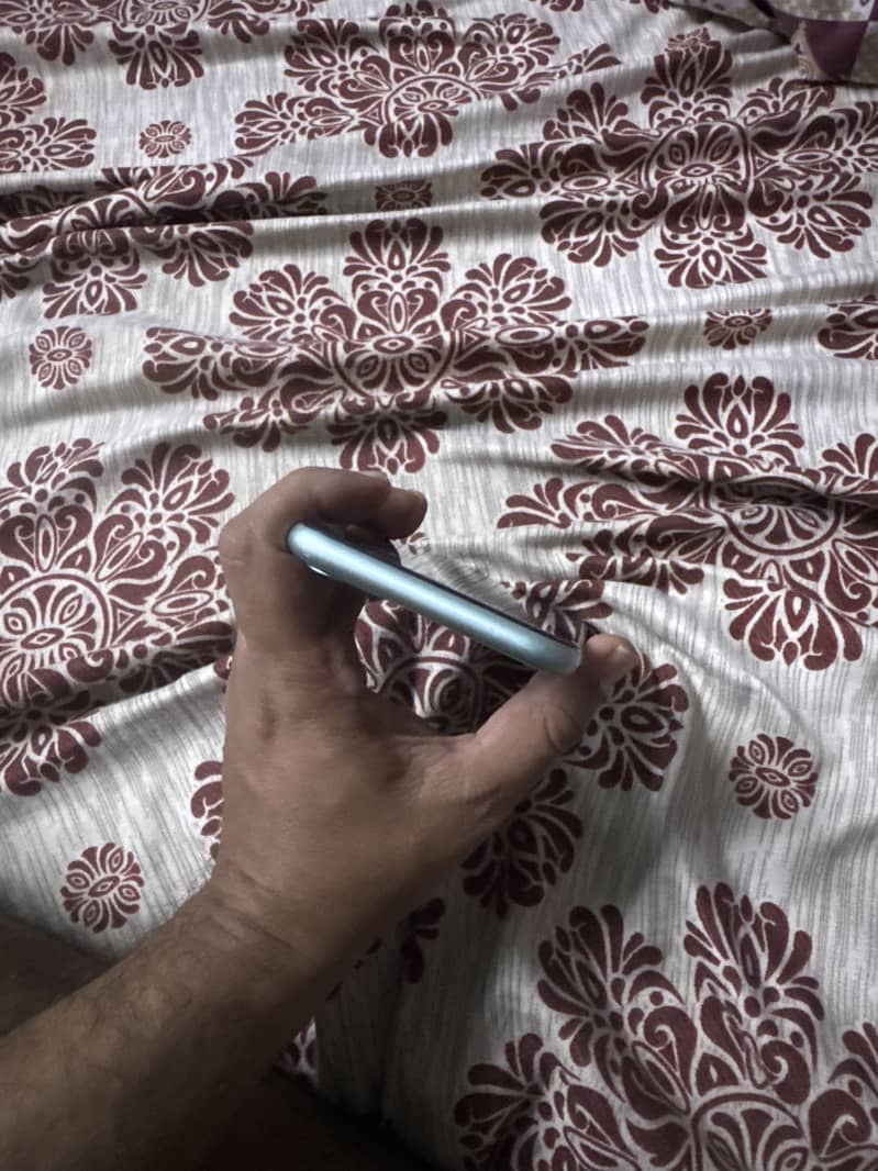 iPhone 11 4