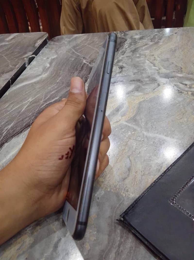Apple iPhone 8 Plus 1