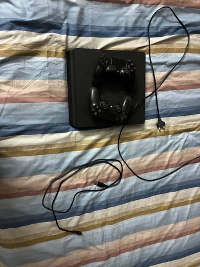 PS4 slim jet black