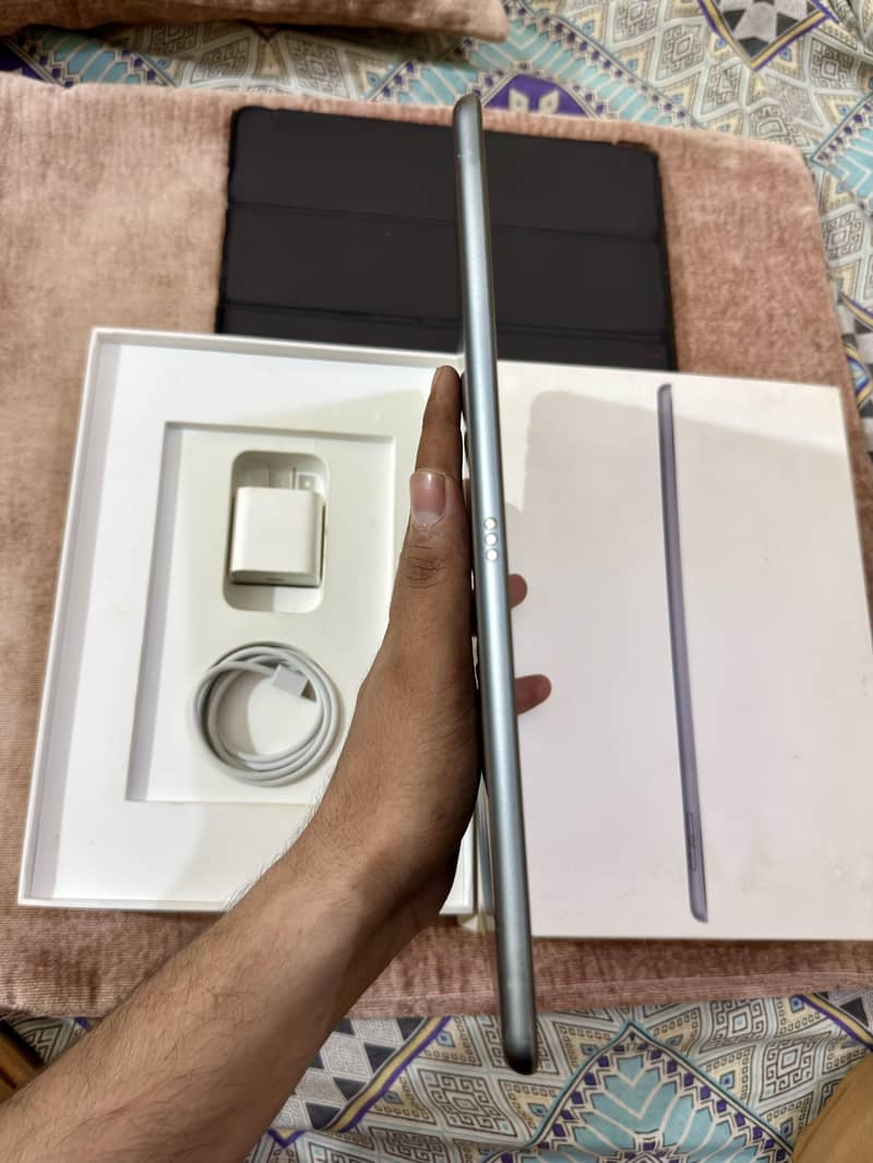 iPad 9th Gen Complete Box 5
