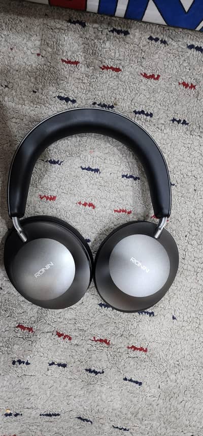 Headphones, Ronin magnus.