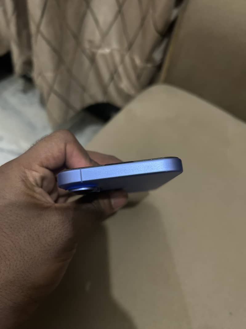 Apple iPhone 16 2