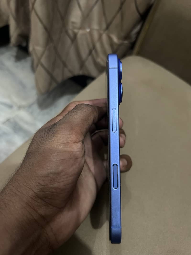Apple iPhone 16 3