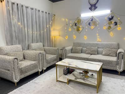 Beautiful looking sofa set first hand used condition