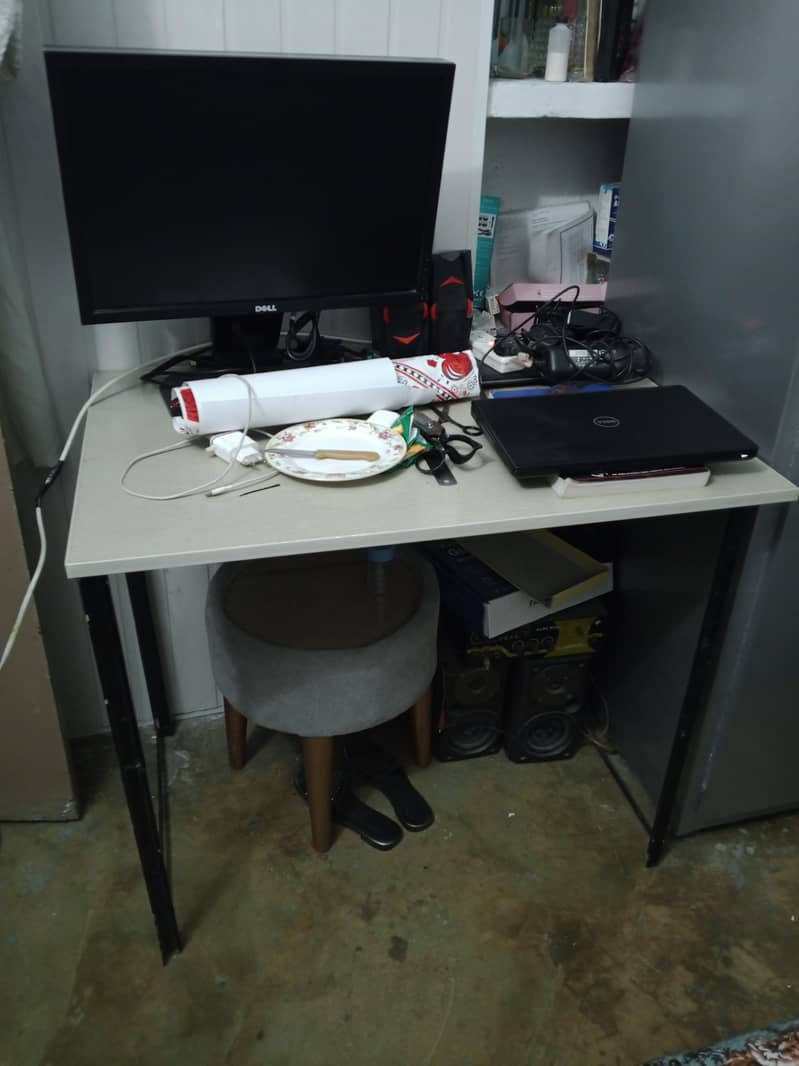Computer Table and Chair 0