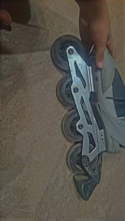 good condition skating shoes