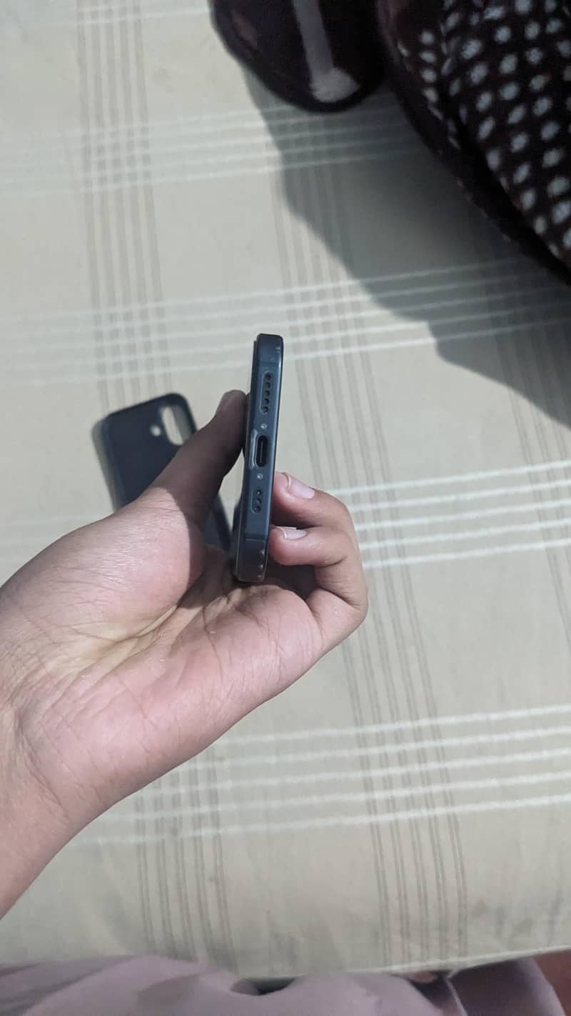 Apple iPhone 16 6