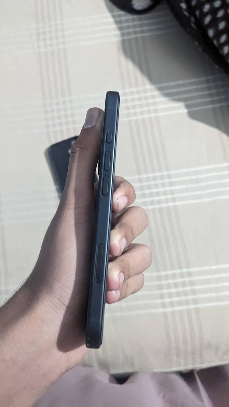 Apple iPhone 16 7