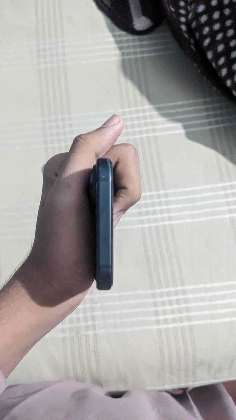 Apple iPhone 16 8